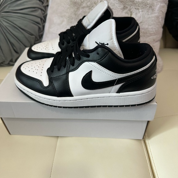 Jordan Black and White Classic Air Jordan Low 1 womens - Picture 1 of 7